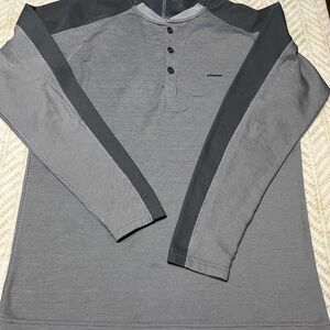 Patagonia Medium Men's Gray Long Sleeve Henley Shirt